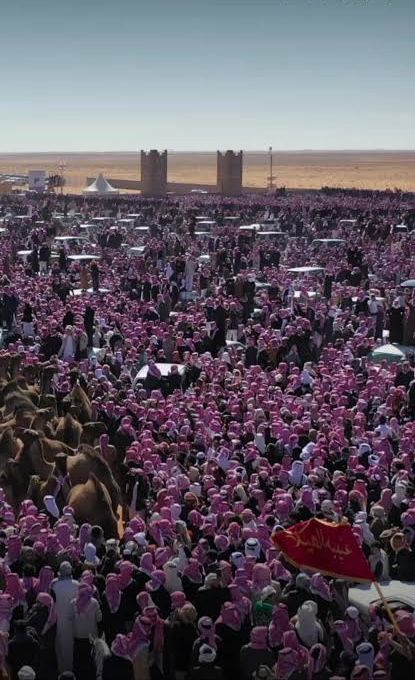 آلاف الجماهير تتلاطم حول الميدان